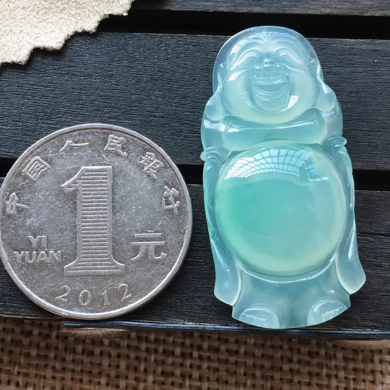【自然光实拍,缅甸a货翡翠,甜绿站佛,玉质细腻。饱满形体佳,有孔可直接佩戴。】图6