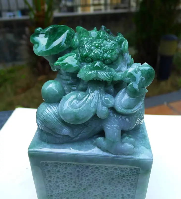【霸气龙腾盛世 玉玺印章 龙印章摆件 缅甸天然A货翡 精美 飘花霸气 龙腾盛世 霸气龙印章摆件 雕刻精美大件饱满 厚装 送礼收藏佳品 尺寸 160.92.82裸石重量5.25斤 赞 送礼佳品】图1