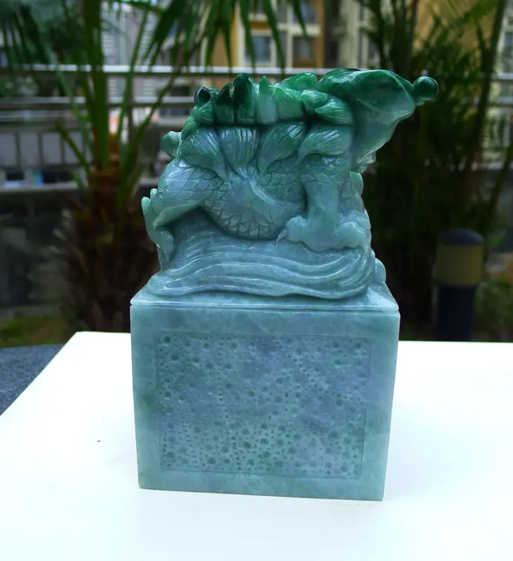【霸气龙腾盛世 玉玺印章 龙印章摆件 缅甸天然A货翡 精美 飘花霸气 龙腾盛世 霸气龙印章摆件 雕刻精美大件饱满 厚装 送礼收藏佳品 尺寸 160.92.82裸石重量5.25斤 赞 送礼佳品】图6