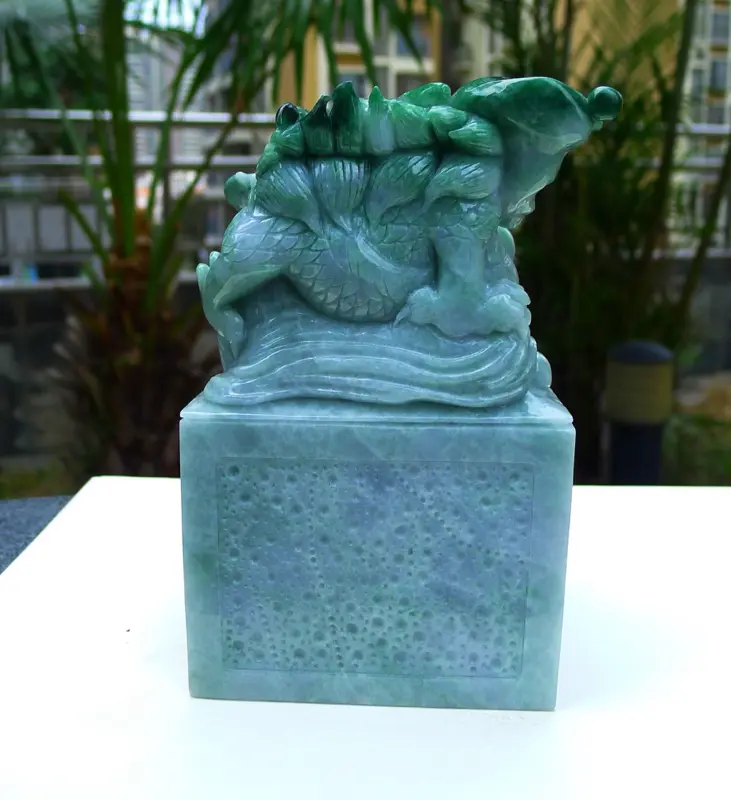 【霸气龙腾盛世 玉玺印章 龙印章摆件 缅甸天然A货翡 精美 飘花霸气 龙腾盛世 霸气龙印章摆件 雕刻精美大件饱满 厚装 送礼收藏佳品 尺寸 160.92.82裸石重量5.25斤 赞 送礼佳品】图5
