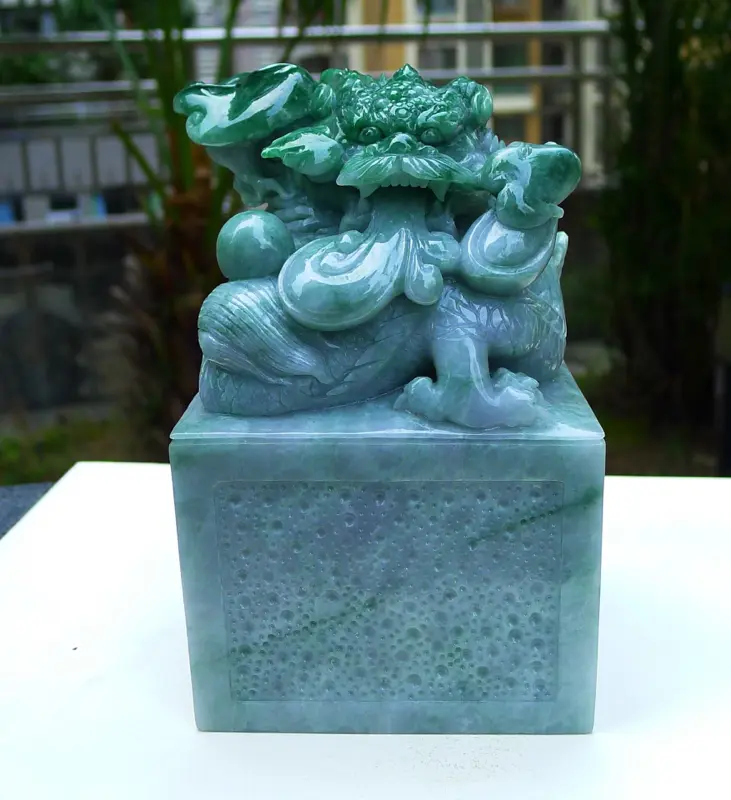 【霸气龙腾盛世 玉玺印章 龙印章摆件 缅甸天然A货翡 精美 飘花霸气 龙腾盛世 霸气龙印章摆件 雕刻精美大件饱满 厚装 送礼收藏佳品 尺寸 160.92.82裸石重量5.25斤 赞 送礼佳品】图7