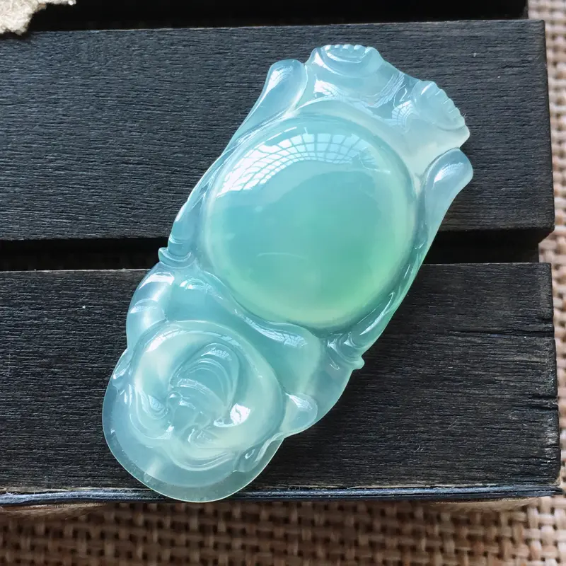 【自然光实拍,缅甸a货翡翠,甜绿站佛,玉质细腻。饱满形体佳,有孔可直接佩戴。】图4