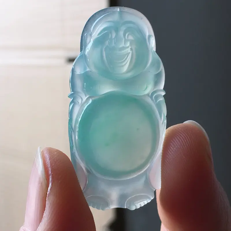【自然光实拍,缅甸a货翡翠,甜绿站佛,玉质细腻。饱满形体佳,有孔可直接佩戴。】图8