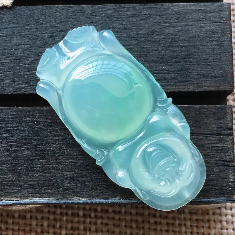 【自然光实拍,缅甸a货翡翠,甜绿站佛,玉质细腻。饱满形体佳,有孔可直接佩戴。】图3