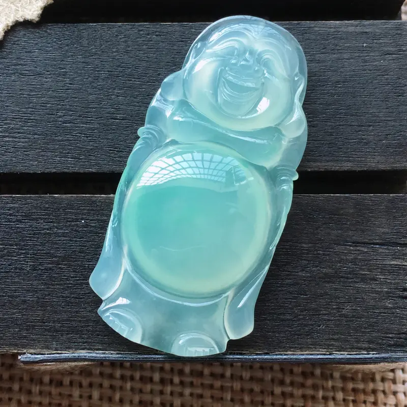 【自然光实拍,缅甸a货翡翠,甜绿站佛,玉质细腻。饱满形体佳,有孔可直接佩戴。】图2