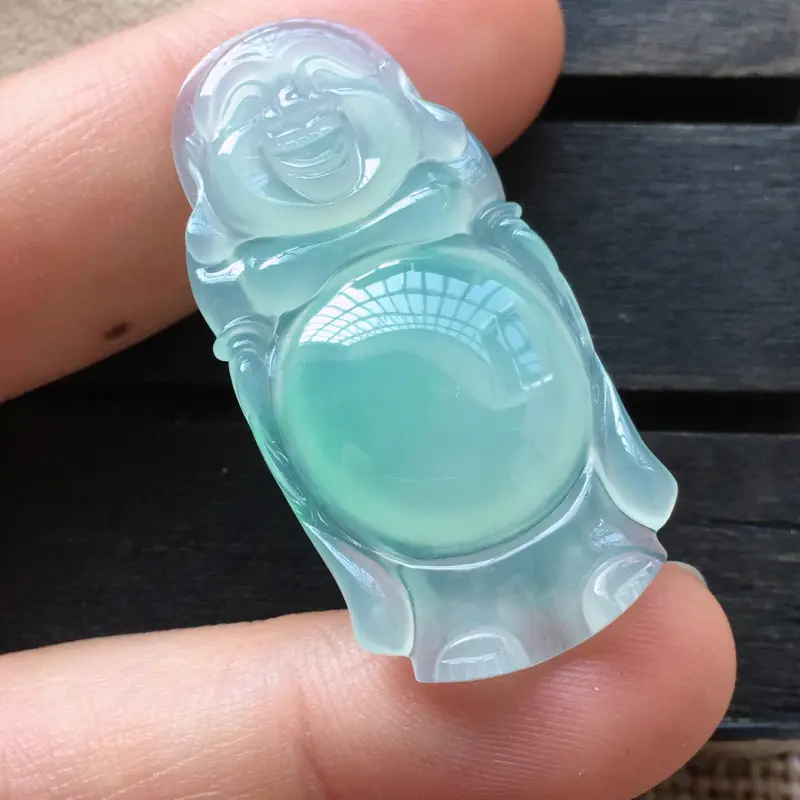 【自然光实拍,缅甸a货翡翠,甜绿站佛,玉质细腻。饱满形体佳,有孔可直接佩戴。】图7