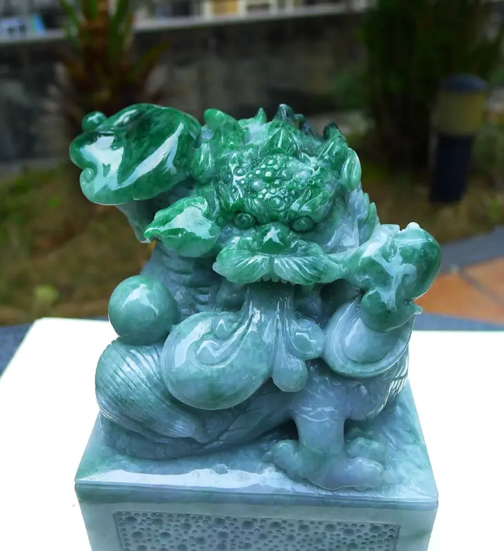 【霸气龙腾盛世 玉玺印章 龙印章摆件 缅甸天然A货翡 精美 飘花霸气 龙腾盛世 霸气龙印章摆件 雕刻精美大件饱满 厚装 送礼收藏佳品 尺寸 160.92.82裸石重量5.25斤 赞 送礼佳品】图3