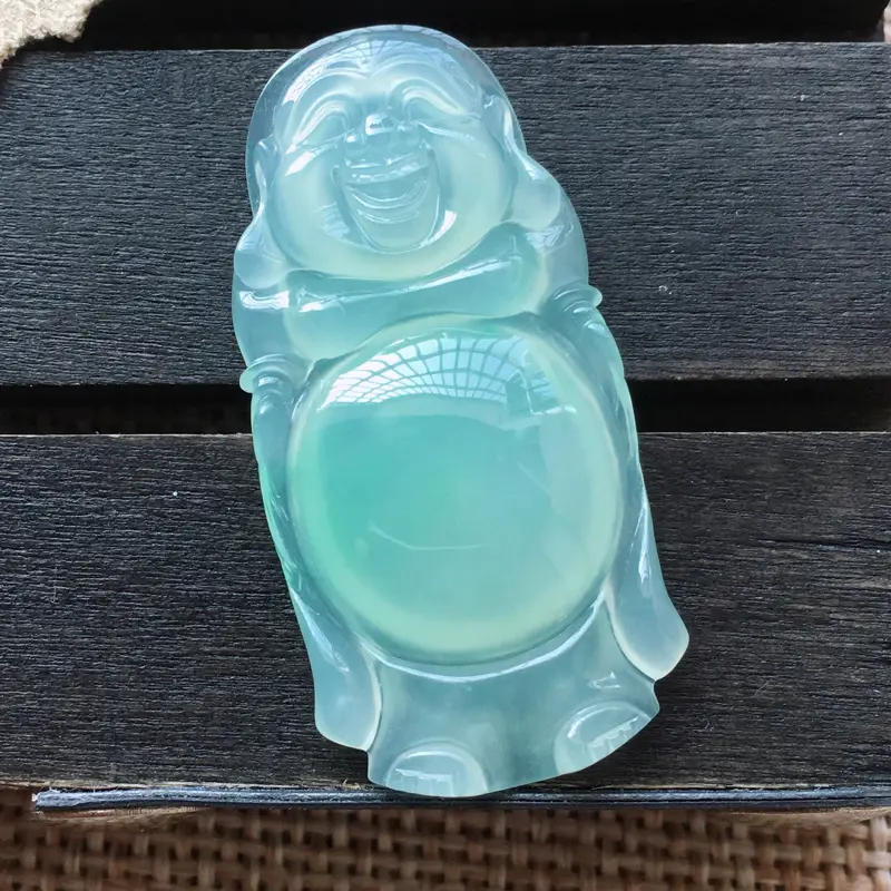 【自然光实拍,缅甸a货翡翠,甜绿站佛,玉质细腻。饱满形体佳,有孔可直接佩戴。】图1