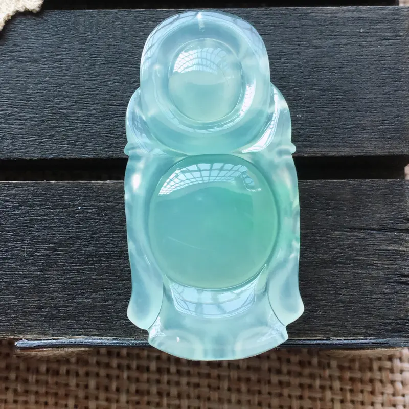 【自然光实拍,缅甸a货翡翠,甜绿站佛,玉质细腻。饱满形体佳,有孔可直接佩戴。】图5