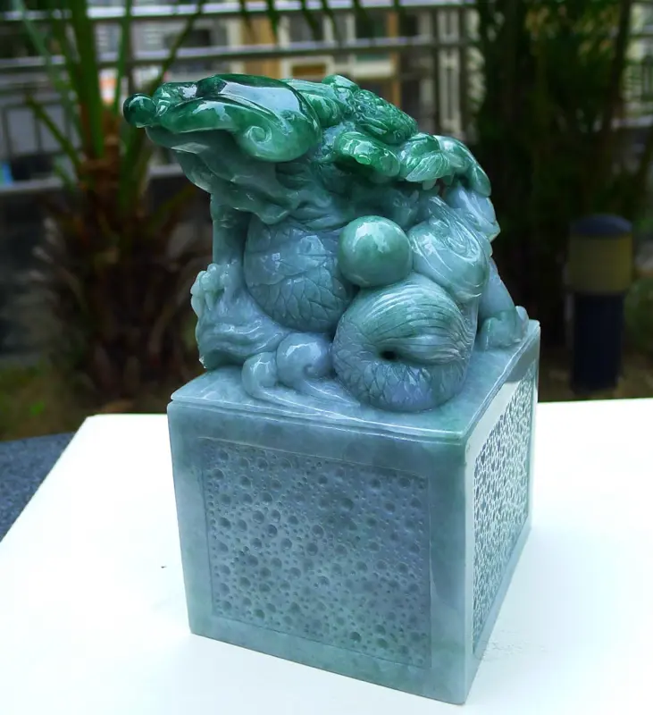 【霸气龙腾盛世 玉玺印章 龙印章摆件 缅甸天然A货翡 精美 飘花霸气 龙腾盛世 霸气龙印章摆件 雕刻精美大件饱满 厚装 送礼收藏佳品 尺寸 160.92.82裸石重量5.25斤 赞 送礼佳品】图4
