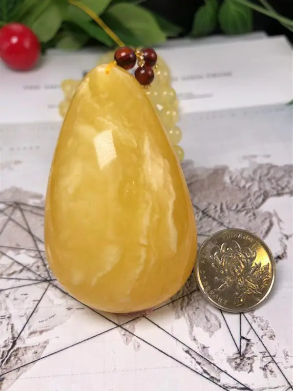 【纯天然原矿高品质鸡油黄妖孽意境白花水滴
非常漂亮,蜡质浓郁,密度饱满,全品无杂无裂,花纹妖孽漂亮,唯美至极,色泽油润富有光泽,内部飘有白花纹路,非常有意境,鸡油黄色显示出蜜蜡华贵大气,色调浓烈却纯粹,温润如故般的舒服。戴起来古典静雅!这么大的尺寸全品无瑕疵,错过无。
尺寸72*43*27mm裸重45.13克,总重63.31克!】图6
