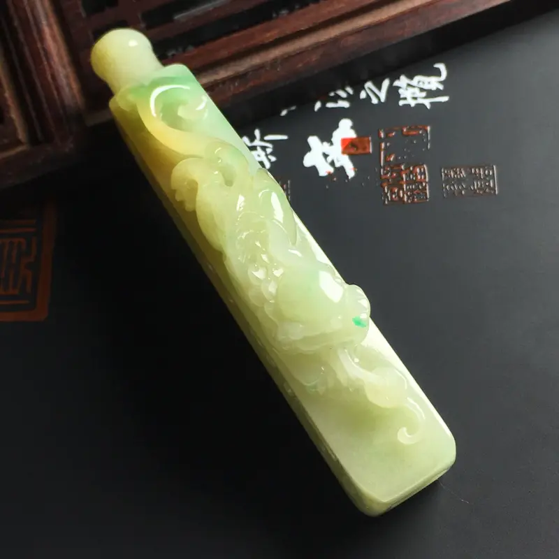 【细糯种黄加绿貔貅烟嘴 尺寸72-22-13毫米 玉质水润 色泽艳丽 雕工精美 款式新颖】图1
