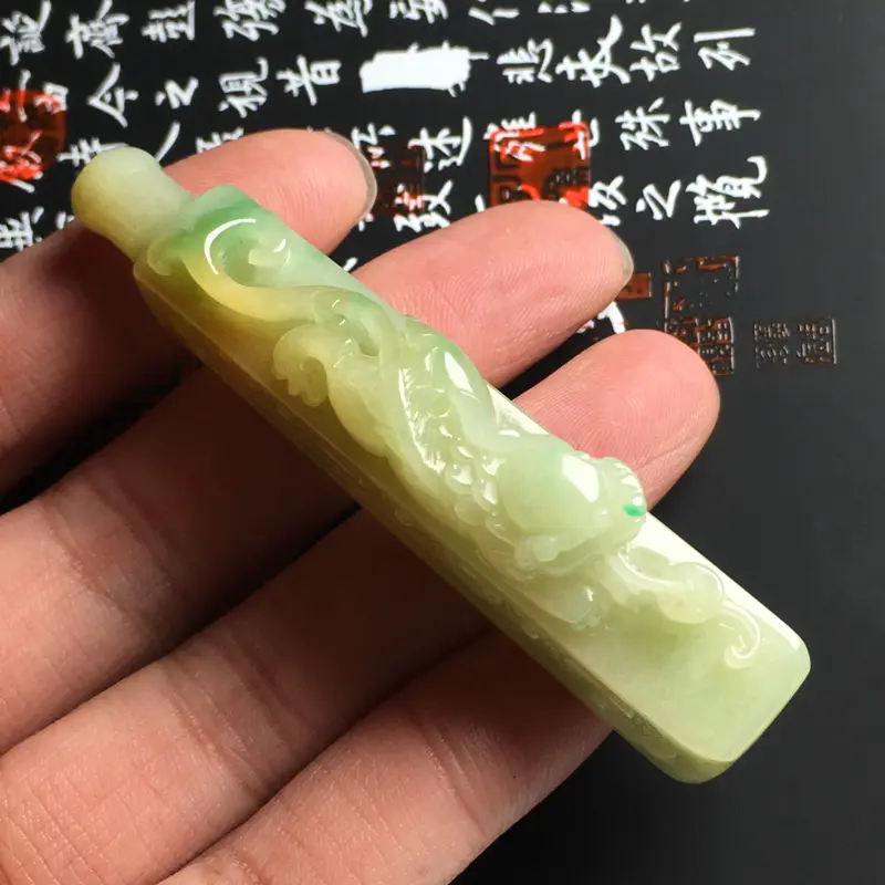 【细糯种黄加绿貔貅烟嘴 尺寸72-22-13毫米 玉质水润 色泽艳丽 雕工精美 款式新颖】图4