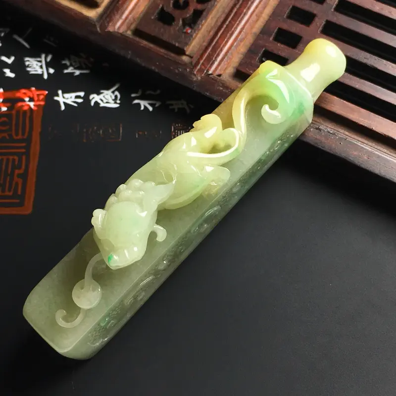 【细糯种黄加绿貔貅烟嘴 尺寸72-22-13毫米 玉质水润 色泽艳丽 雕工精美 款式新颖】图3