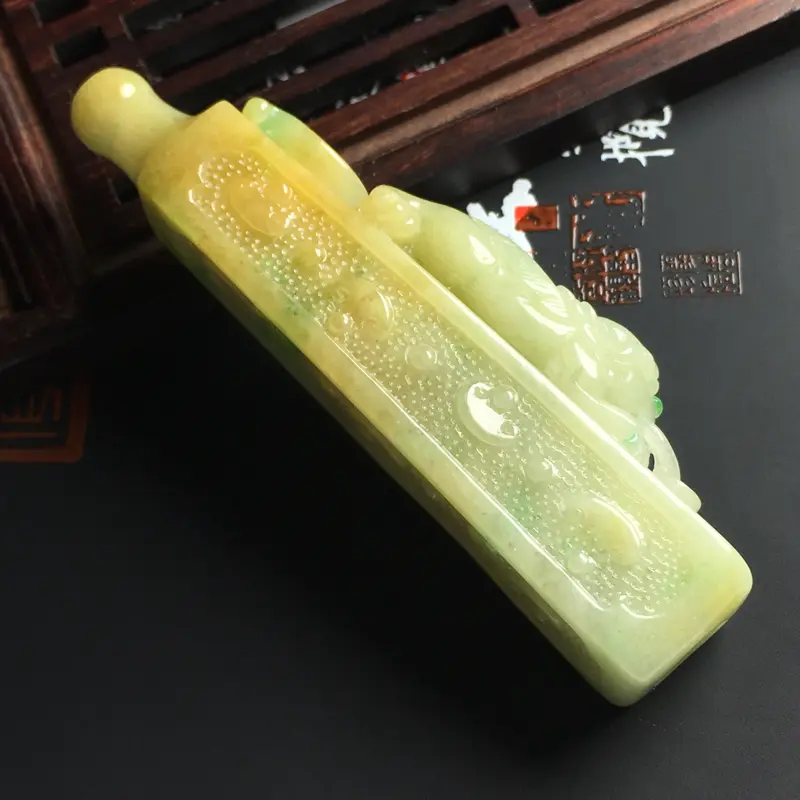 【细糯种黄加绿貔貅烟嘴 尺寸72-22-13毫米 玉质水润 色泽艳丽 雕工精美 款式新颖】图2