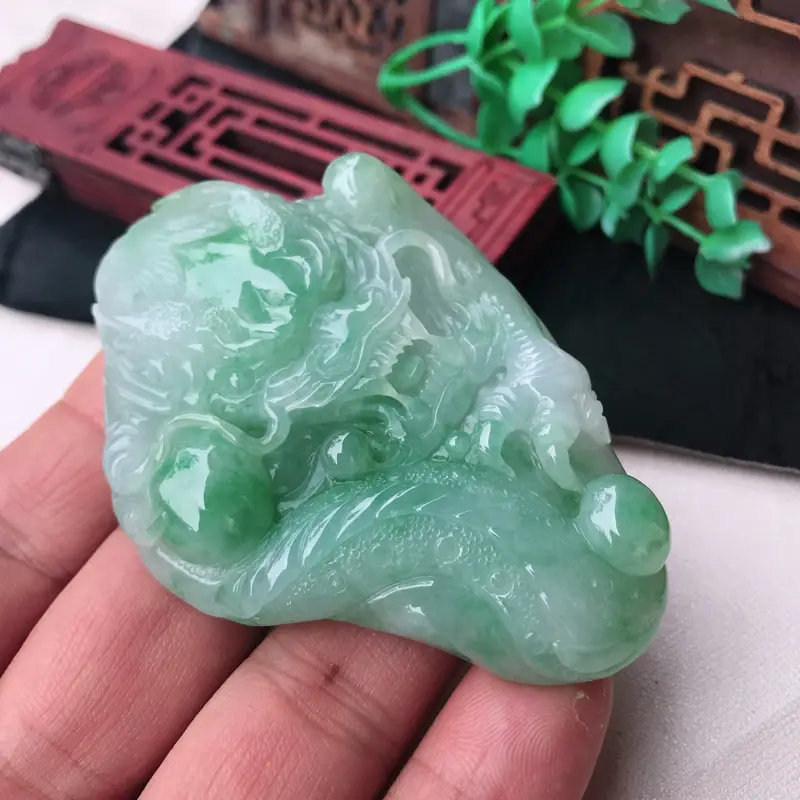 【翡翠浅绿精雕霸气龙牌吊坠,随形精雕,尺寸76.8*53.8*12.8mm】图6