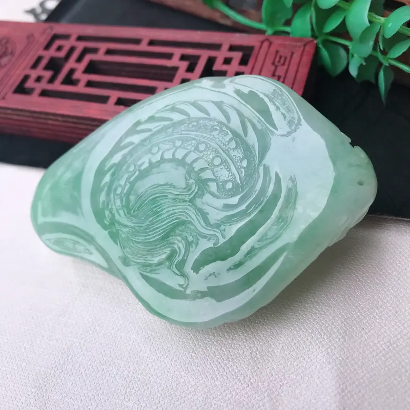 【翡翠浅绿精雕霸气龙牌吊坠,随形精雕,尺寸76.8*53.8*12.8mm】图8