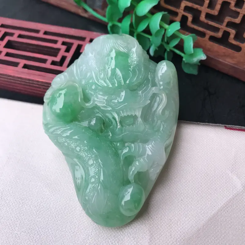 【翡翠浅绿精雕霸气龙牌吊坠,随形精雕,尺寸76.8*53.8*12.8mm】图1