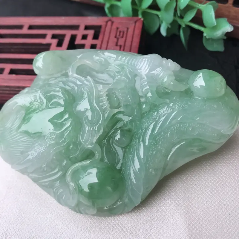 【翡翠浅绿精雕霸气龙牌吊坠,随形精雕,尺寸76.8*53.8*12.8mm】图3