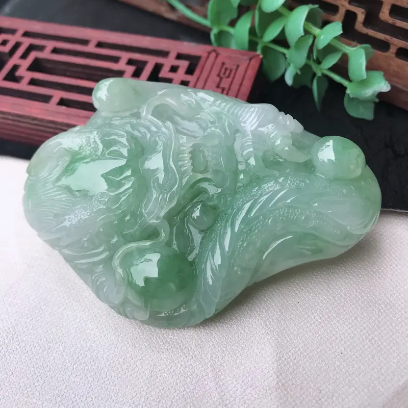 【翡翠浅绿精雕霸气龙牌吊坠,随形精雕,尺寸76.8*53.8*12.8mm】图4