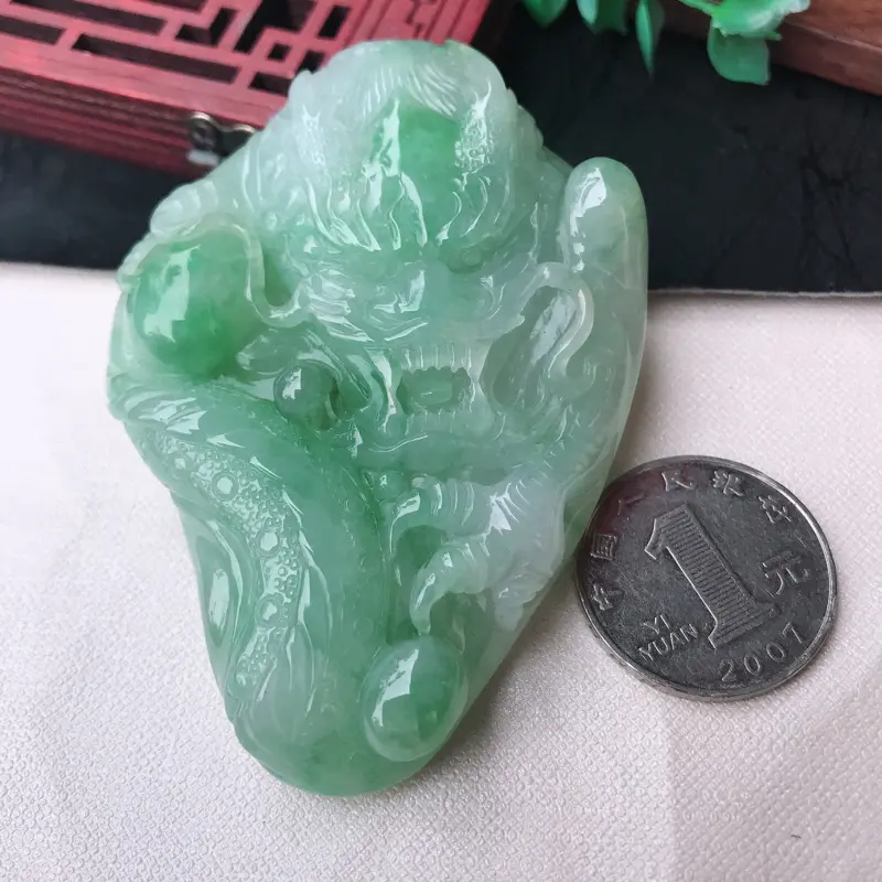 【翡翠浅绿精雕霸气龙牌吊坠,随形精雕,尺寸76.8*53.8*12.8mm】图11