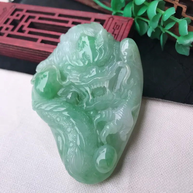 【翡翠浅绿精雕霸气龙牌吊坠,随形精雕,尺寸76.8*53.8*12.8mm】图5