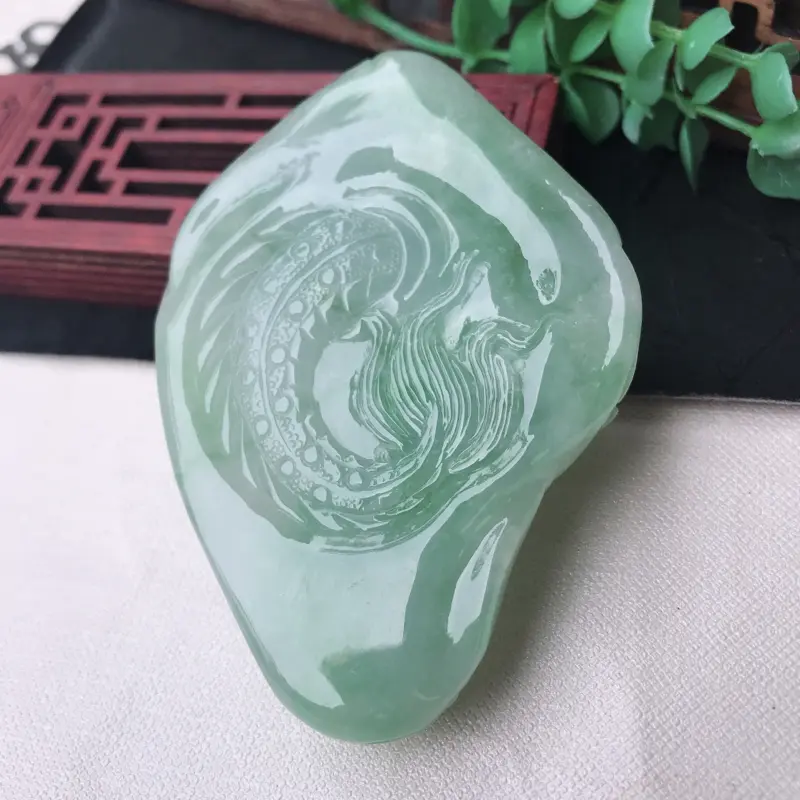 【翡翠浅绿精雕霸气龙牌吊坠,随形精雕,尺寸76.8*53.8*12.8mm】图9