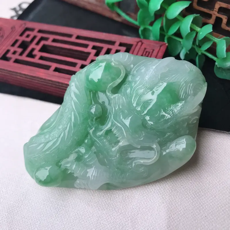 【翡翠浅绿精雕霸气龙牌吊坠,随形精雕,尺寸76.8*53.8*12.8mm】图2