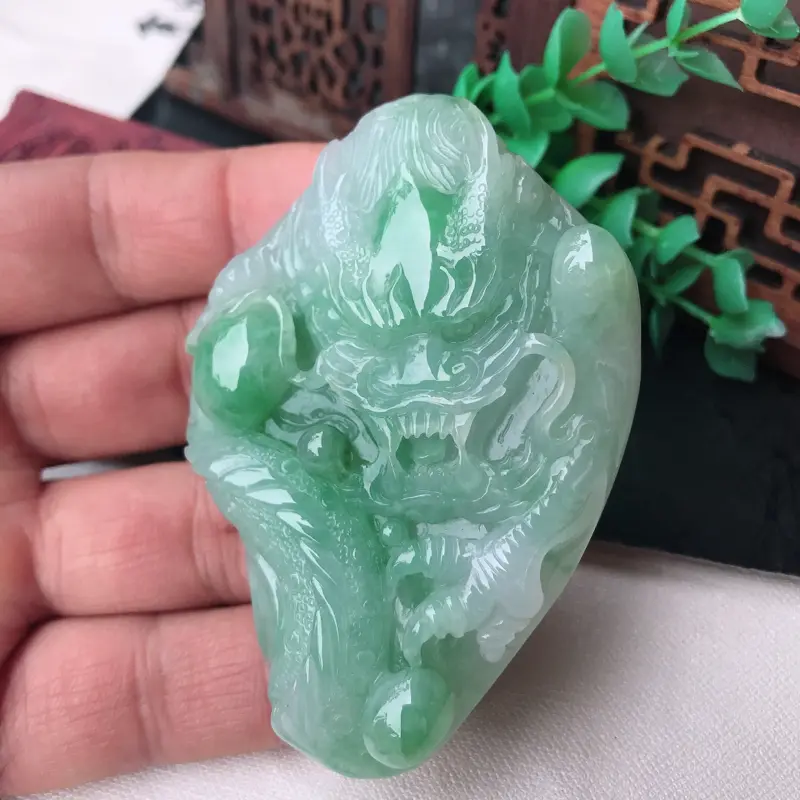 【翡翠浅绿精雕霸气龙牌吊坠,随形精雕,尺寸76.8*53.8*12.8mm】图10
