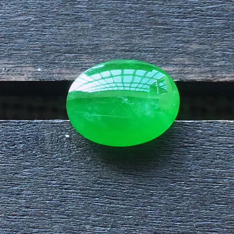 【自然光实拍,缅甸a货翡翠,冰种阳绿戒面,饱满种好水润,玉质细腻,雕工精细,品相佳,镶嵌佳品。】图4
