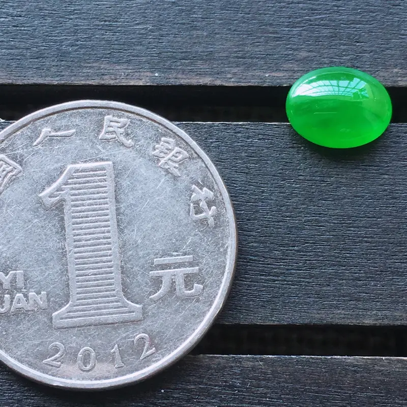 【自然光实拍,缅甸a货翡翠,冰种阳绿戒面,饱满种好水润,玉质细腻,雕工精细,品相佳,镶嵌佳品。】图5