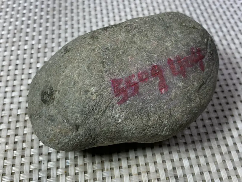 【#免费解石加工手镯# 【名称】550克老南齐场口全赌料。 【重量】550克【尺寸】 210*190*100MM 【产地】缅甸新货翡翠原石 【描述】缅甸老南齐敞口全赌料,料子全身打灯水头十足,喜欢的翠友速来】图6