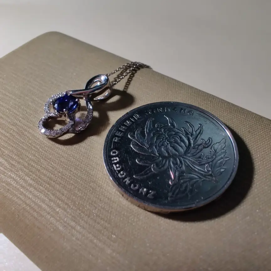 【【吊坠】18k金+蓝宝石+钻石 宝石颜色纯正深邃 高贵典雅
尺寸:5*4mm 重量:1.73g 主石:0.51ct##**】图4