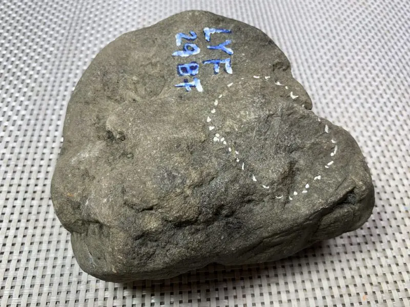 【#免费切石解石加工手镯# 【名称】1.85公斤莫西沙场口全赌手镯料。 【重量】1.85公斤 【尺寸】 120*120*60MM 【产地】缅甸新货翡翠原石 【描述】缅甸莫西沙场口全赌手镯料,全身都有表现,水头足,赌化开,压手感强,赌手镯,喜欢的翠友速来】图6