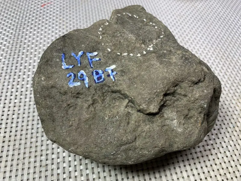 【#免费切石解石加工手镯# 【名称】1.85公斤莫西沙场口全赌手镯料。 【重量】1.85公斤 【尺寸】 120*120*60MM 【产地】缅甸新货翡翠原石 【描述】缅甸莫西沙场口全赌手镯料,全身都有表现,水头足,赌化开,压手感强,赌手镯,喜欢的翠友速来】图10