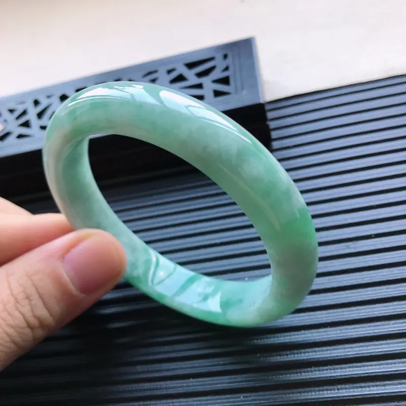 【天然翡翠A货细糯种浅绿正圈手镯,尺寸56.7-11.7-8mm,有细纹 玉质细腻,种水好,胶感十足,底色好,上手效果漂亮】图4