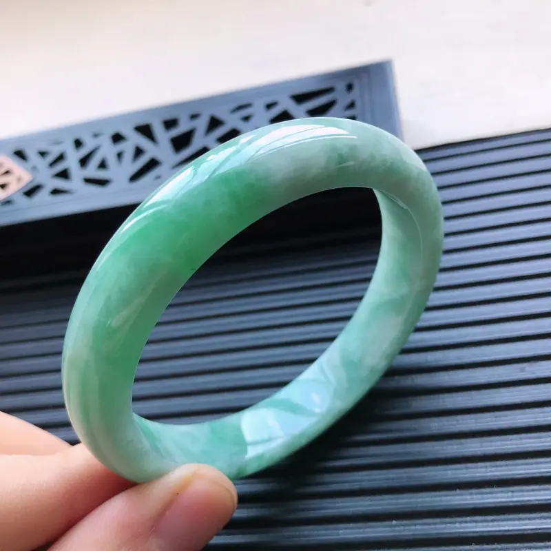 【天然翡翠A货细糯种浅绿正圈手镯,尺寸56.7-11.7-8mm,有细纹 玉质细腻,种水好,胶感十足,底色好,上手效果漂亮】图1