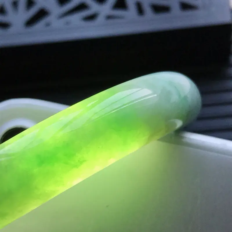 【天然翡翠A货细糯种浅绿正圈手镯,尺寸56.7-11.7-8mm,有细纹 玉质细腻,种水好,胶感十足,底色好,上手效果漂亮】图7