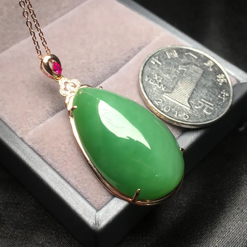 【整体规格:44.7/20.7/9.6mm
裸石规格:31.9/19.6mm
新品推出,天然和田玉碧玉、【碧玉猫眼吊坠】、18k金镶嵌、南非钻石,颜色漂亮,料子细腻,款式设计时尚大方、佩戴效果佳,市面上少有的成色、配送925银链】图5