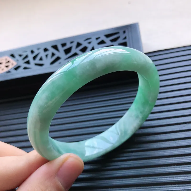 【天然翡翠A货细糯种浅绿正圈手镯,尺寸56.7-11.7-8mm,有细纹 玉质细腻,种水好,胶感十足,底色好,上手效果漂亮】图5