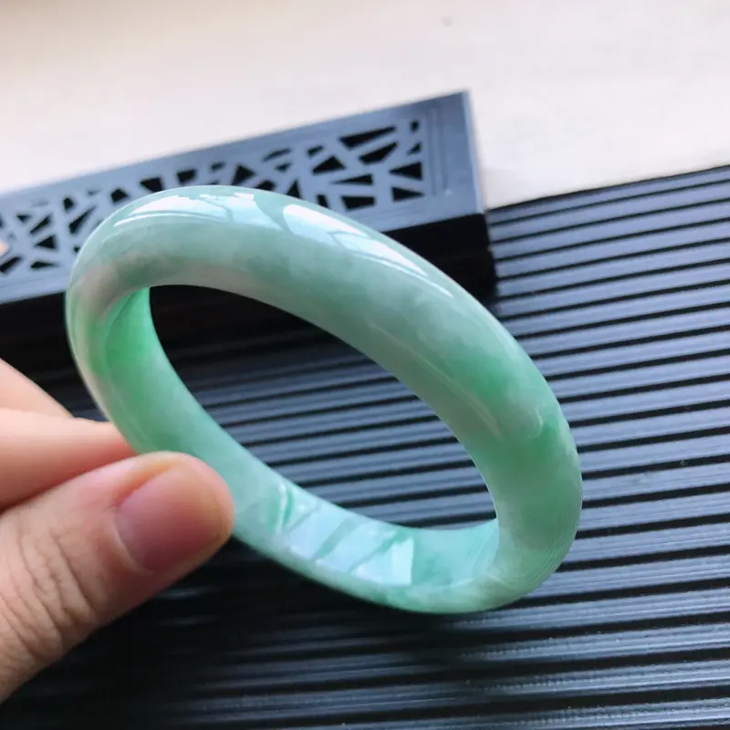 【天然翡翠A货细糯种浅绿正圈手镯,尺寸56.7-11.7-8mm,有细纹 玉质细腻,种水好,胶感十足,底色好,上手效果漂亮】图2