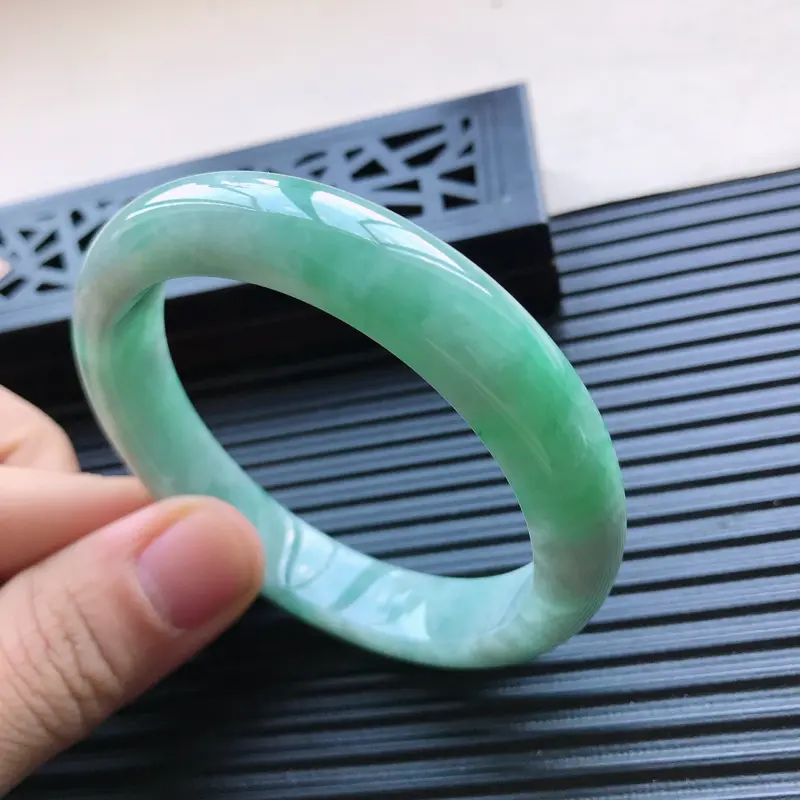 【天然翡翠A货细糯种浅绿正圈手镯,尺寸56.7-11.7-8mm,有细纹 玉质细腻,种水好,胶感十足,底色好,上手效果漂亮】图6
