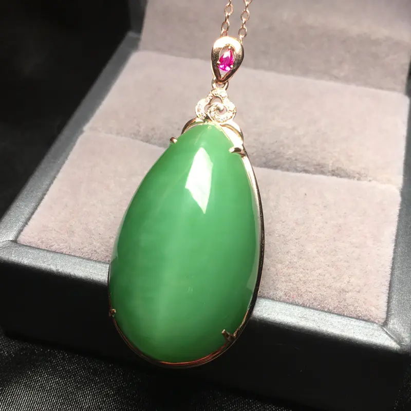 【整体规格:44.7/20.7/9.6mm
裸石规格:31.9/19.6mm
新品推出,天然和田玉碧玉、【碧玉猫眼吊坠】、18k金镶嵌、南非钻石,颜色漂亮,料子细腻,款式设计时尚大方、佩戴效果佳,市面上少有的成色、配送925银链】图2