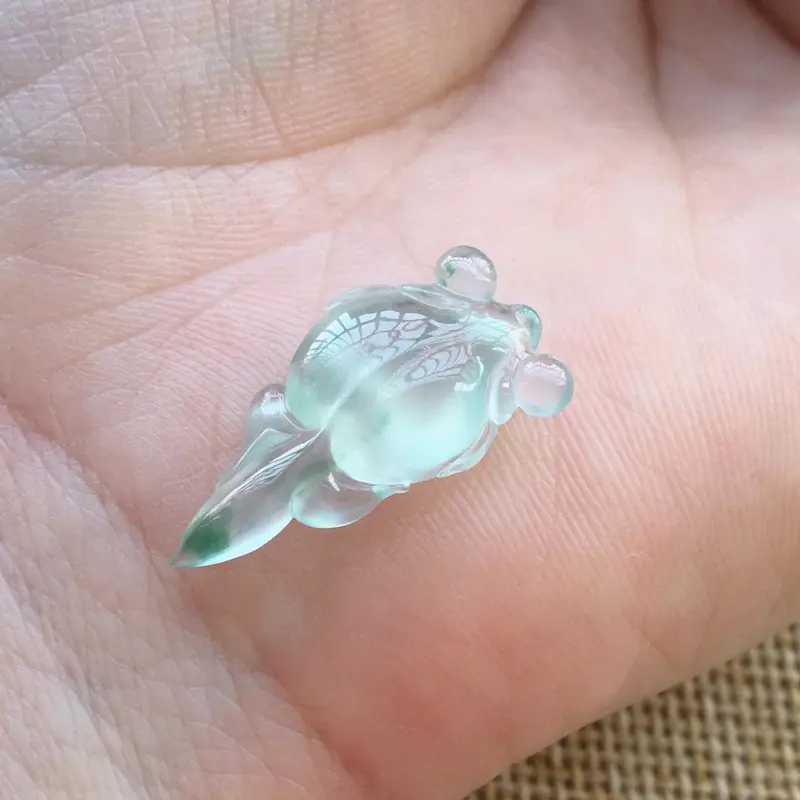 【自然光实拍,缅甸a货翡翠,冰种飘花金鱼,种好通透,起荧光,精致迷人】图5