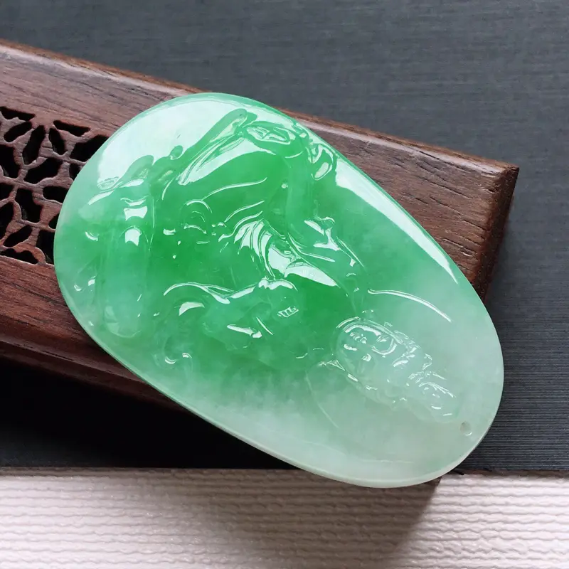 【冰糯种飘绿自在观音吊坠, 料子细腻,雕工精美,颜色漂亮, 尺寸:43.3×27×6mm】图5
