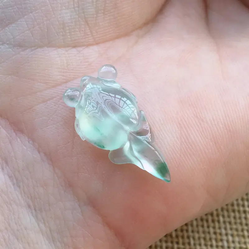【自然光实拍,缅甸a货翡翠,冰种飘花金鱼,种好通透,起荧光,精致迷人】图7