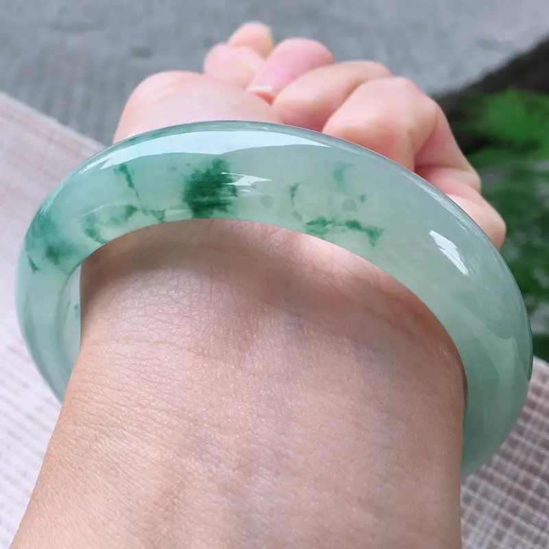 【正圈57-58,天然翡翠手镯,老坑全胶感,意境飘花,高档精美,种水好,正装玉手镯,完美无纹裂,尺寸圈口57.7/14/8.2, 011464】图10