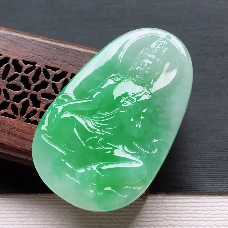 【冰糯种飘绿自在观音吊坠, 料子细腻,雕工精美,颜色漂亮, 尺寸:43.3×27×6mm】图1