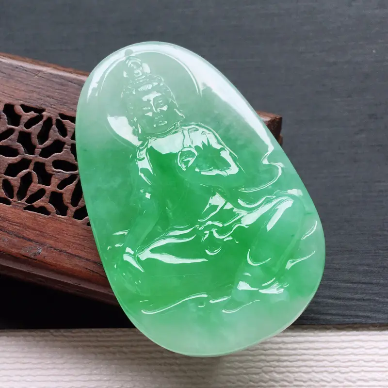 【冰糯种飘绿自在观音吊坠, 料子细腻,雕工精美,颜色漂亮, 尺寸:43.3×27×6mm】图2