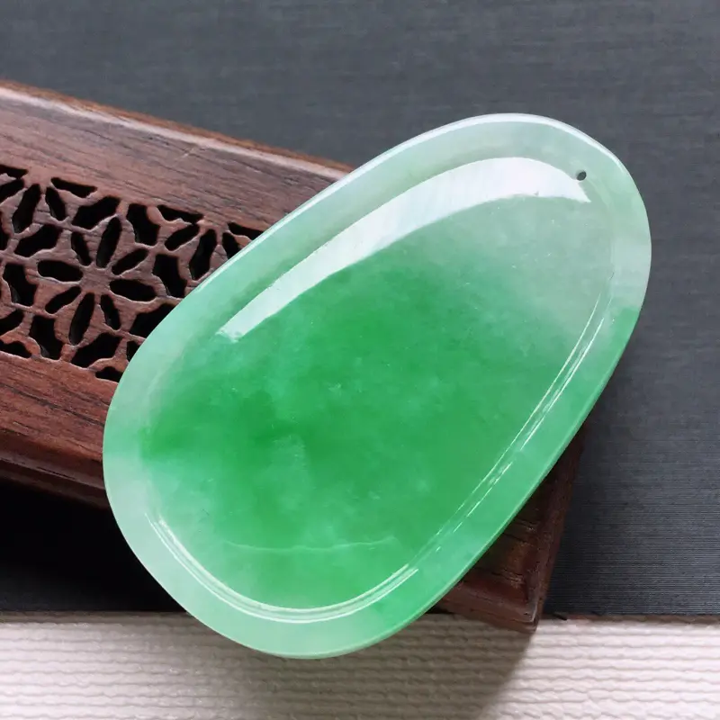 【冰糯种飘绿自在观音吊坠, 料子细腻,雕工精美,颜色漂亮, 尺寸:43.3×27×6mm】图6